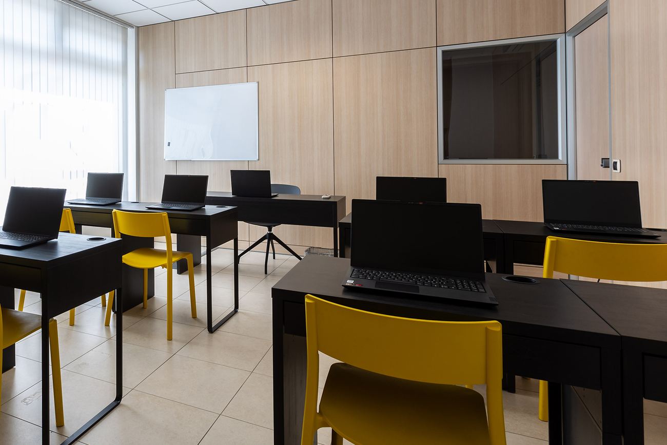 Postazioni con computer in aula informatica